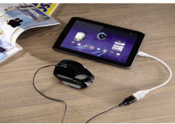 Tablet csatlakoztatott egérrel, faasztalon.