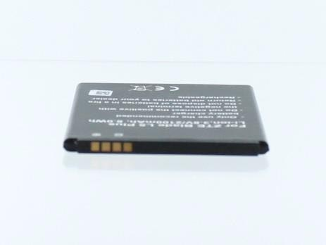 Eine schwarze Batterie mit gedrucktem Text liegt auf einer weißen Oberfläche.