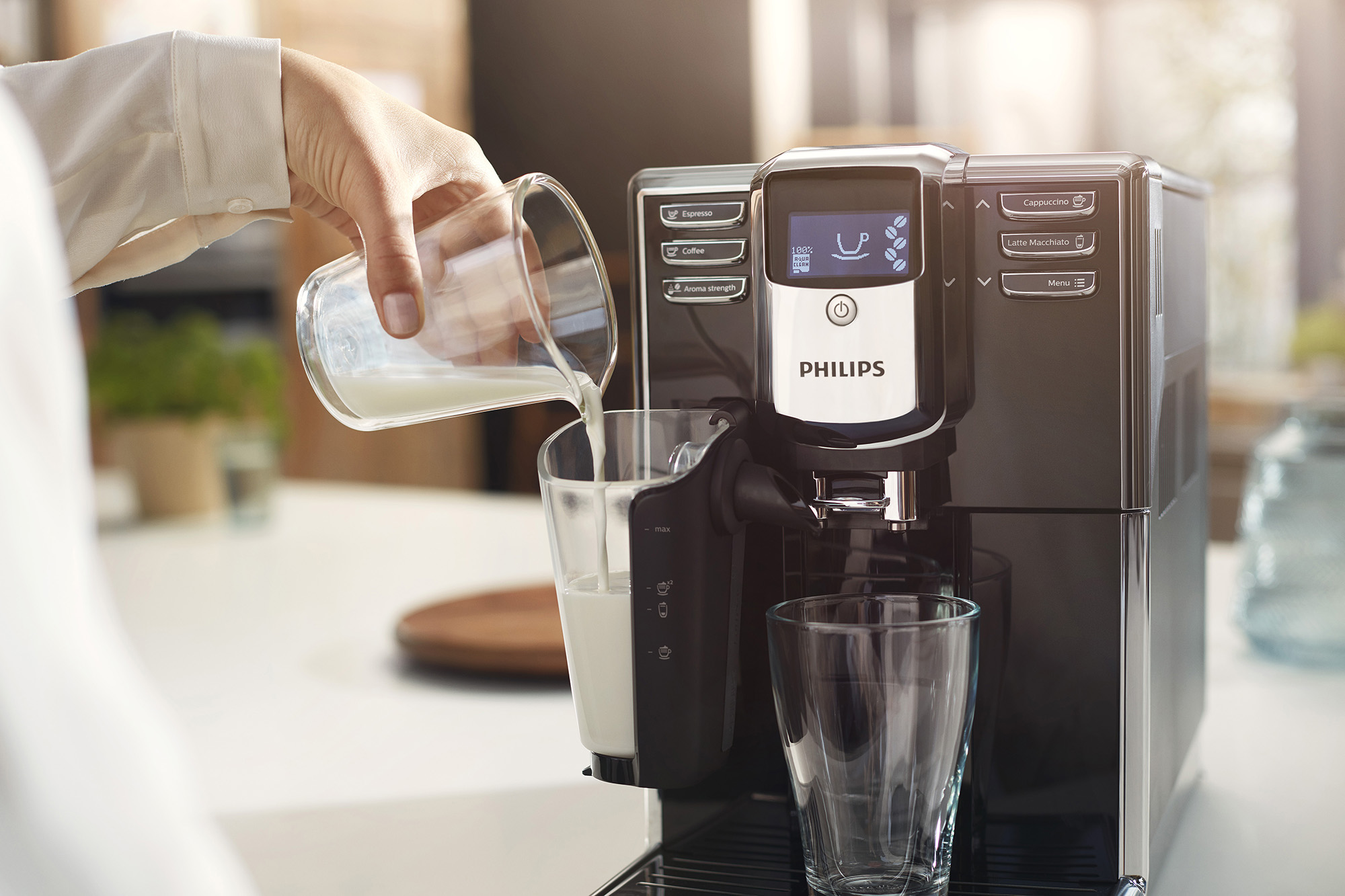 PHILIPS EP 5330/10 Latte Go Kaffeevollautomat Klavierlack/Schwarz (Wassertank)