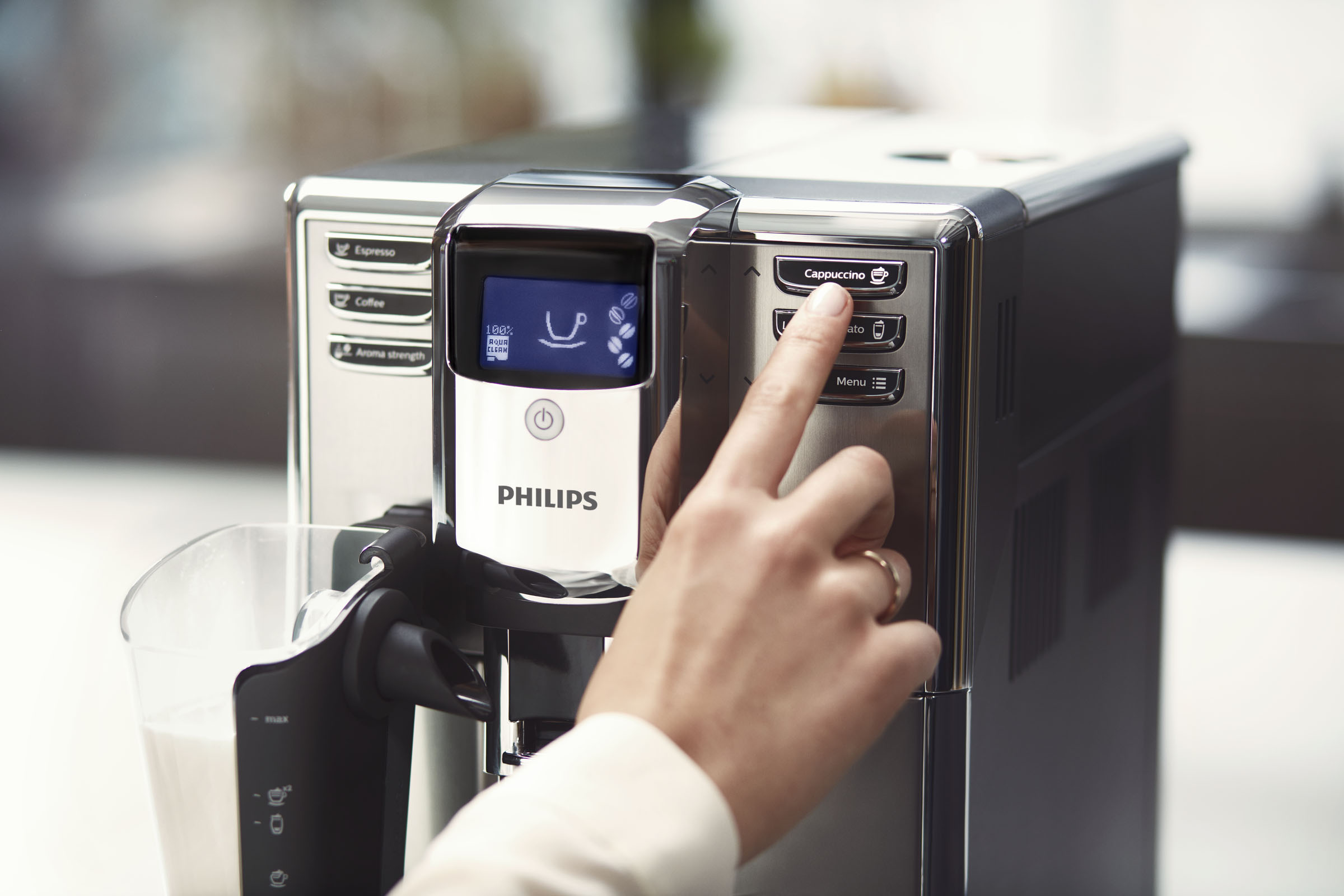 PHILIPS EP 5335/10 5000 Latte Go Kaffeevollautomat Edelstahl/Schwarz (Wassertank)