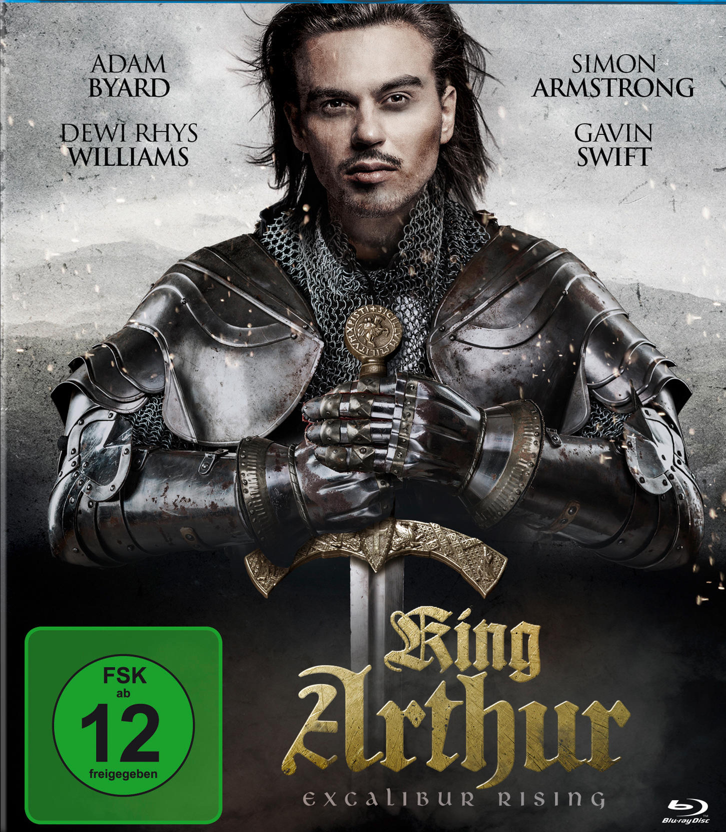 Filmplakat: König Arthur, ein Mann in Rüstung hält ein Schwert. Namen und Text oben.