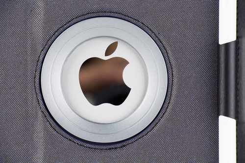 Nahaufnahme eines Apple AirTag. Das Apple-Logo befindet sich in der Mitte.
