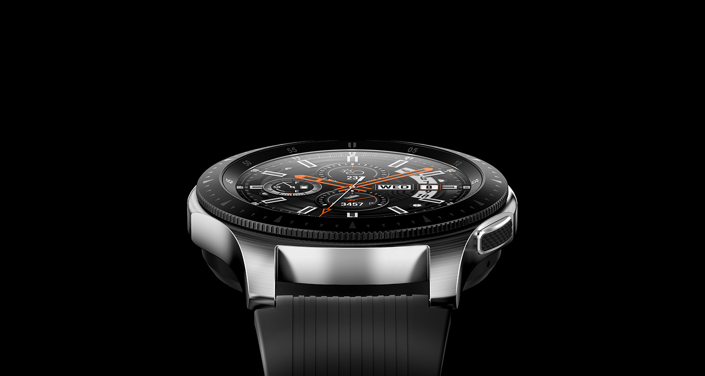 Schwarze Samsung Galaxy Watch, Nahaufnahme. Silberne Lünette, schwarzes Armband und Digitalanzeige.