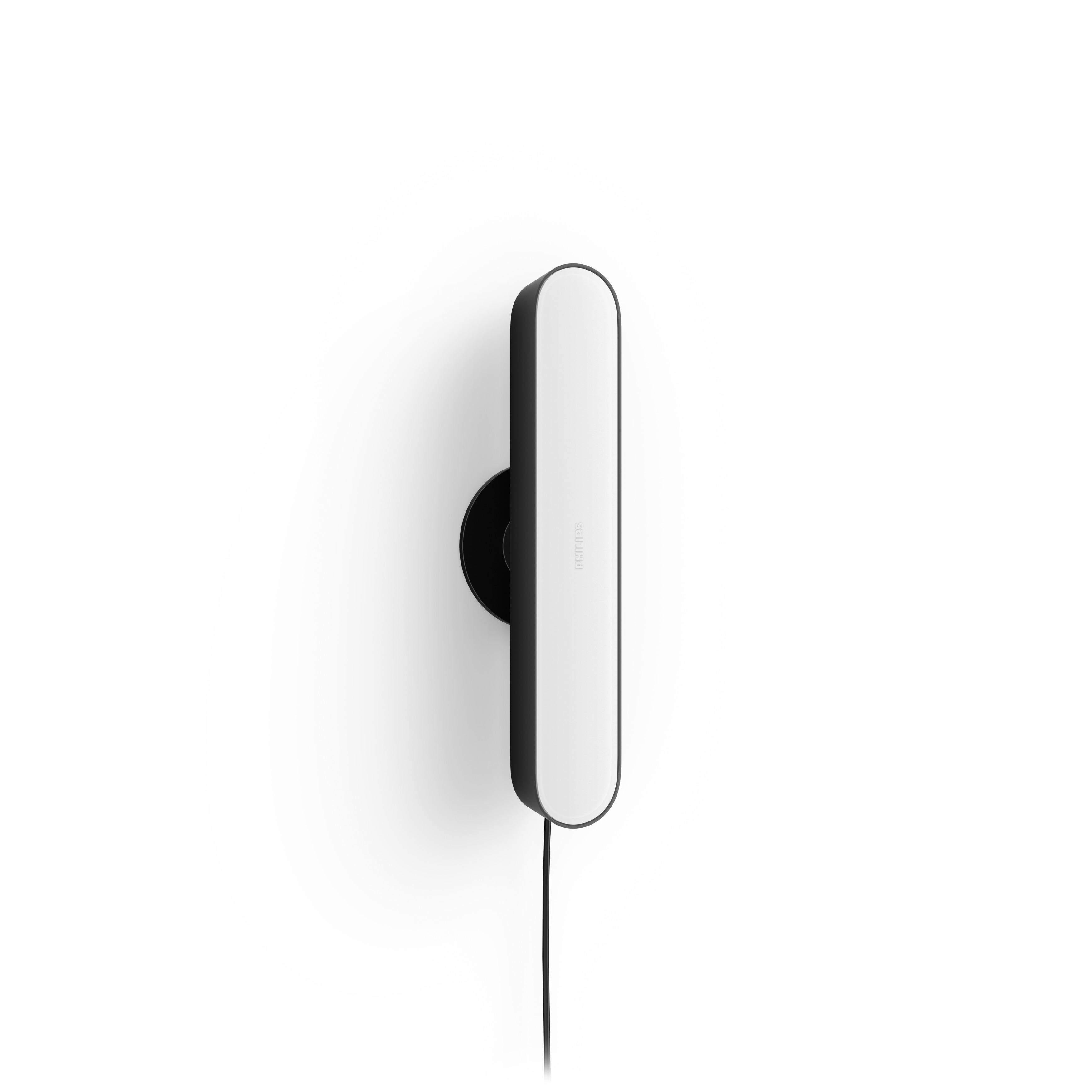 Eine weiß-schwarze Leuchte ist an einer weißen Wand montiert. Ein schwarzes Kabel hängt unterhalb der Leuchte.