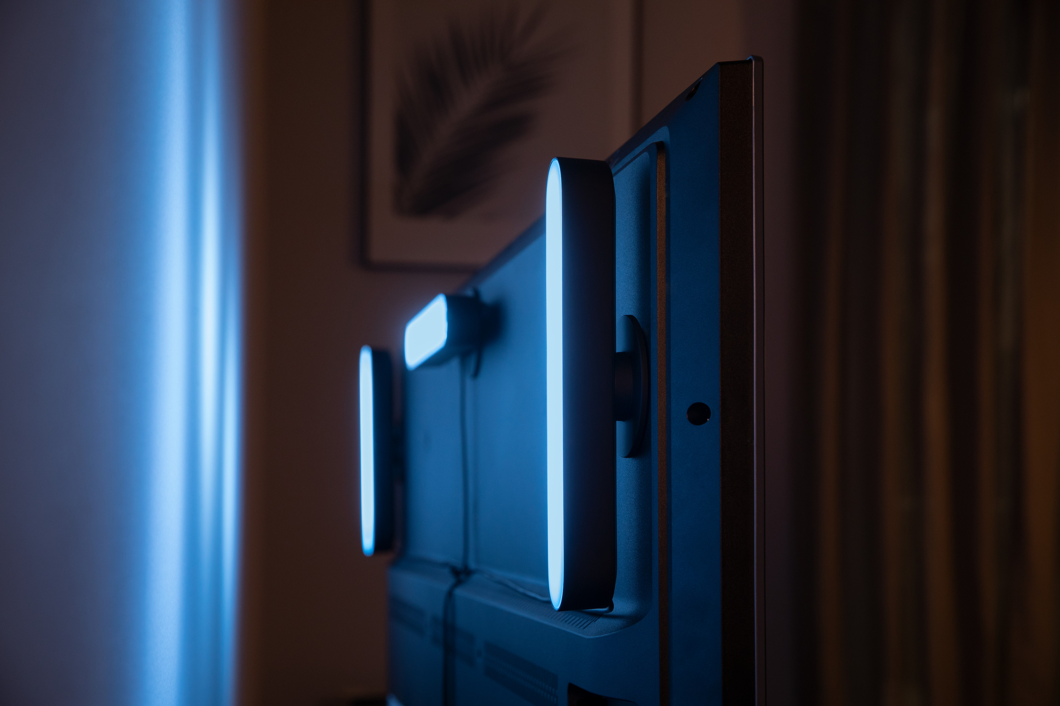 Ein Fernseher mit Umgebungsbeleuchtung, zwei vertikale Lichter an der Seite und eines oben.