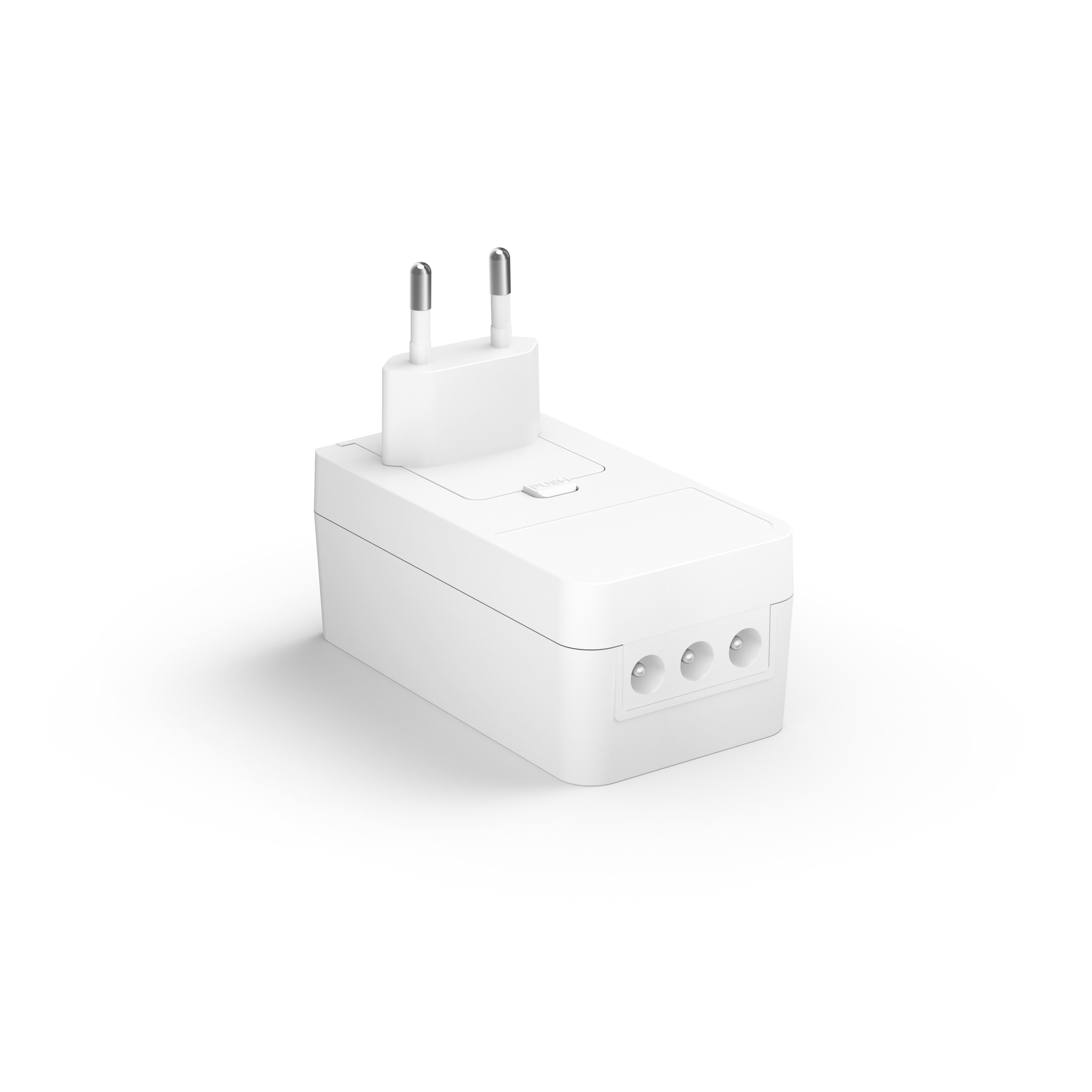 Ein weißer Steckeradapter mit zwei Stiften und drei Ausgangsbuchsen, isoliert auf weißem Hintergrund.