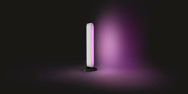 Ein weiß-schwarzer Lichtbalken strahlt violettes Licht aus. Der Hintergrund ist dunkel, was einen Spotlight-Effekt erzeugt.