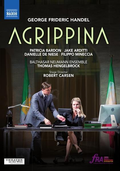 Opernplakat: Agrippina, mit Schauspielern in einem Bühnenbild, mit Flaggen und Text.