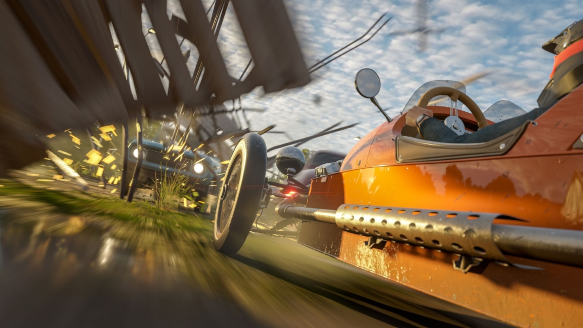 Une voiture vintage orange passe une voiture bleue, effet de flou de mouvement. L'arrière-plan montre une clôture et le ciel.