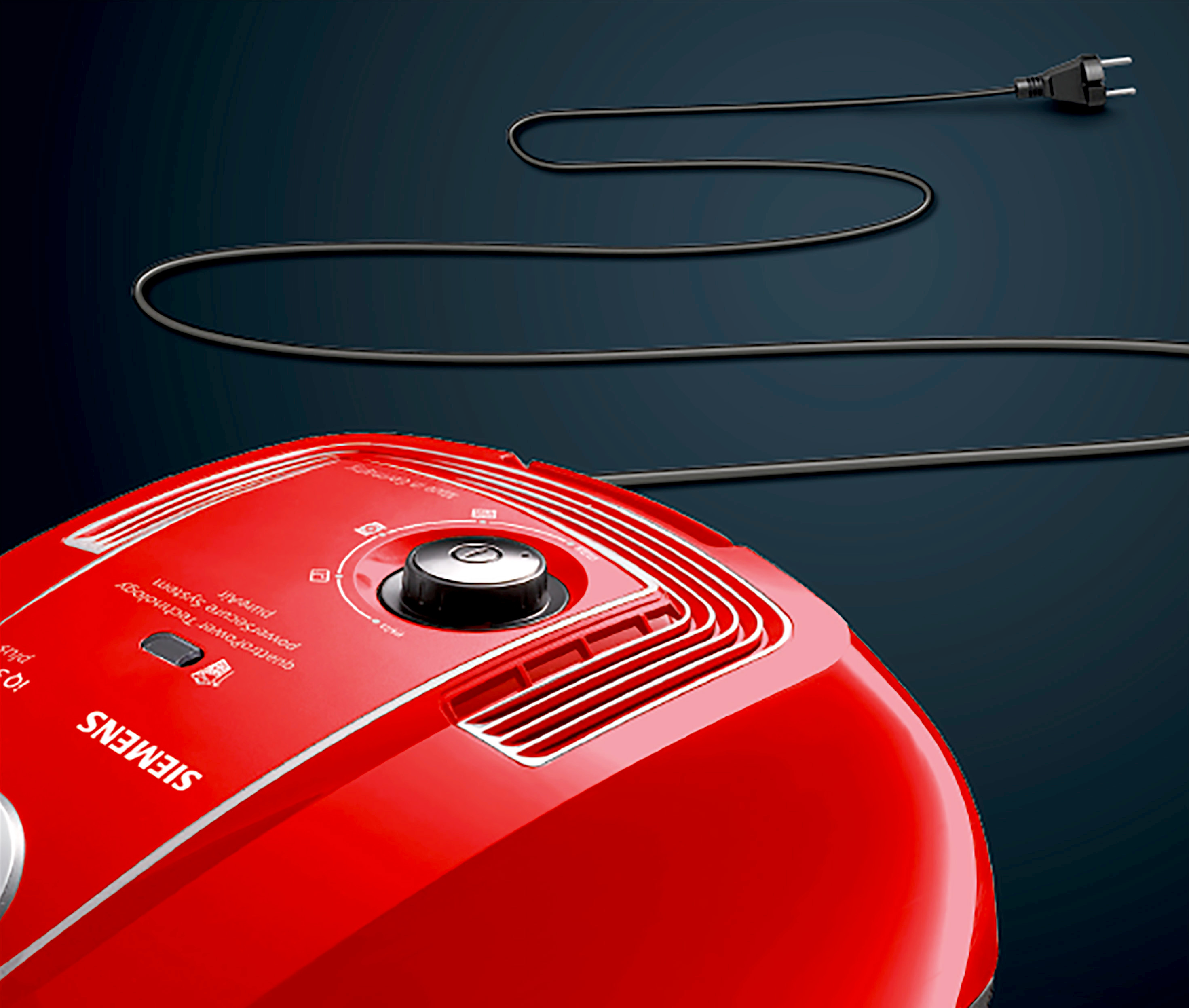 Roter Siemens-Staubsauger mit Netzkabel und schwarzem Stecker, schräge Ansicht.