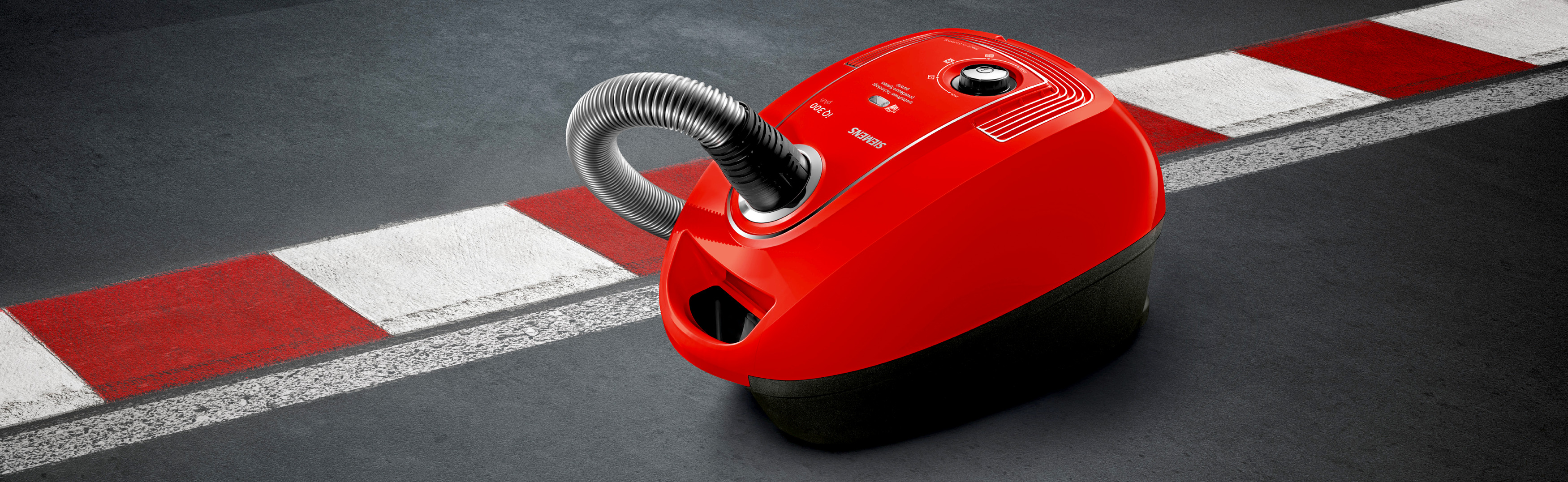 Ein roter Siemens Staubsauger auf einer Rennstrecke, mit einem schwarz-roten Farbschema.