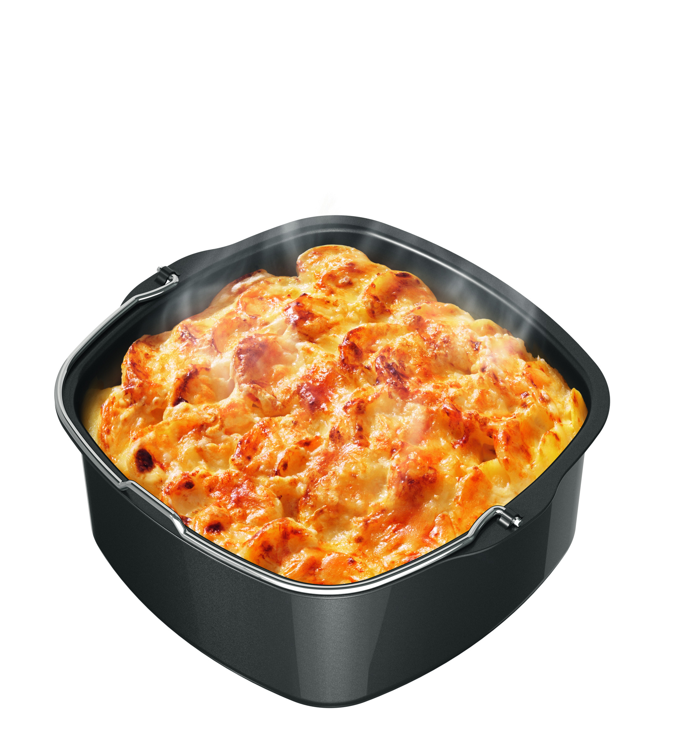 Ein schwarzer Frittierkorb mit dampfendem, gekochtem Essen, wahrscheinlich ein Auflauf, auf weißem Hintergrund.