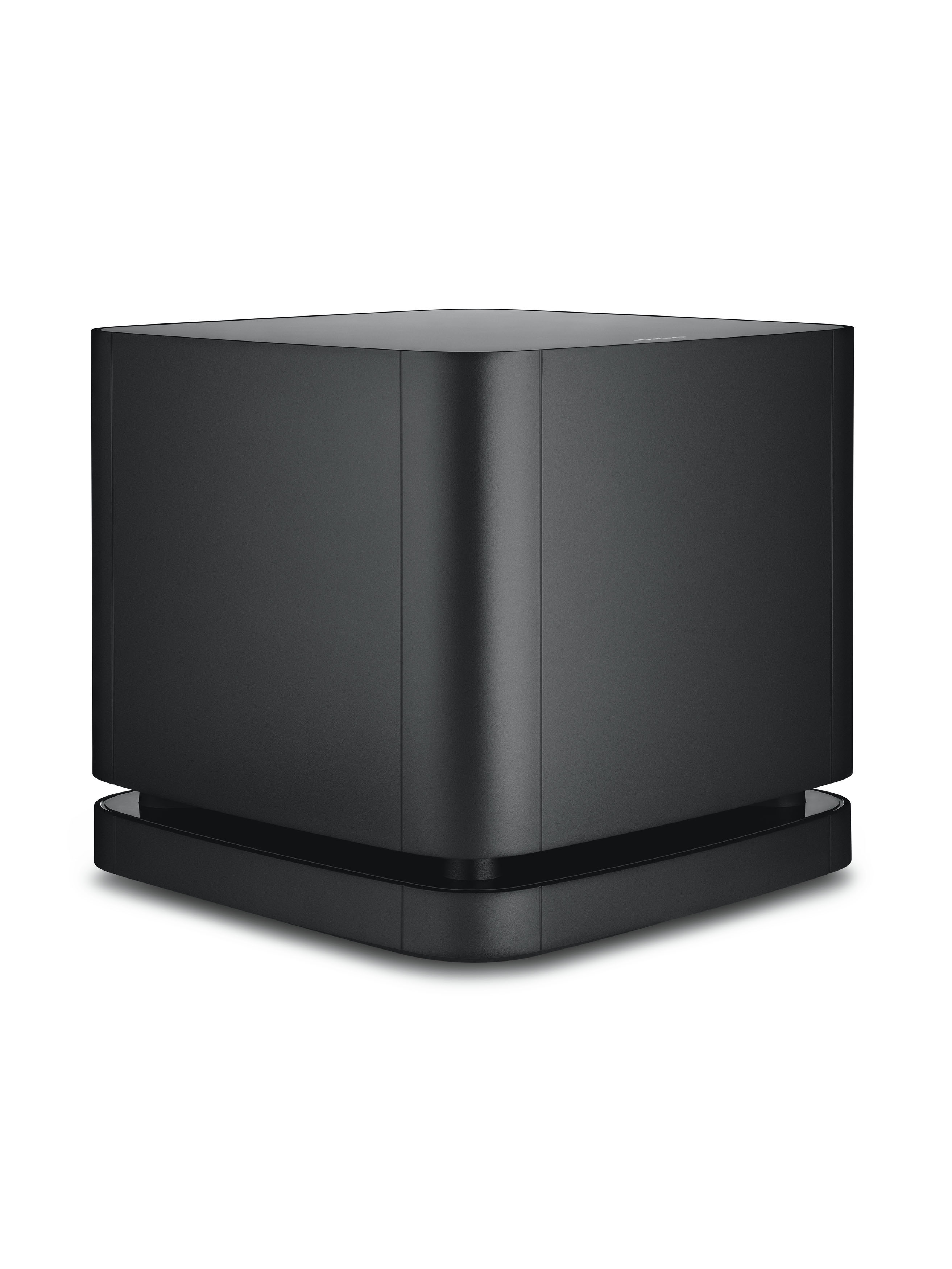 Ein schwarzer Bose-Subwoofer. Er ist würfelförmig und ruht auf einer leicht vertieften Basis.