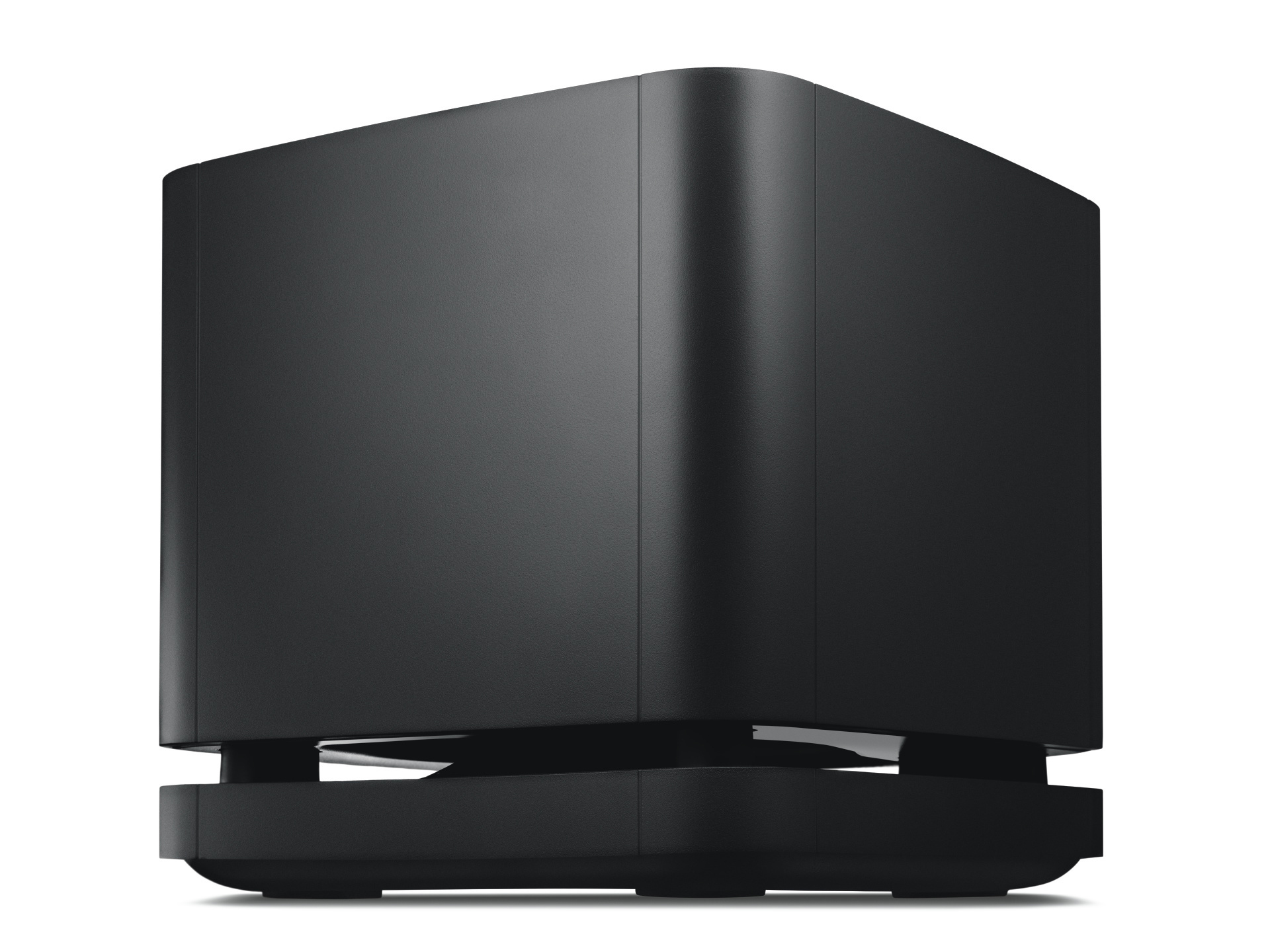 Schwarzer Subwoofer auf weißem Hintergrund. Hat eine rechteckige Form und eine abgerundete Oberseite. Der Boden ist ebenfalls rechteckig.