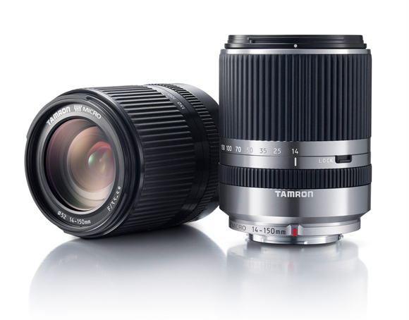 Twee Tamron cameralenzen op een wit oppervlak. Eén staat schuin naar links, de andere rechtop. Beide zijn zwart met zilveren accenten en markeringen.