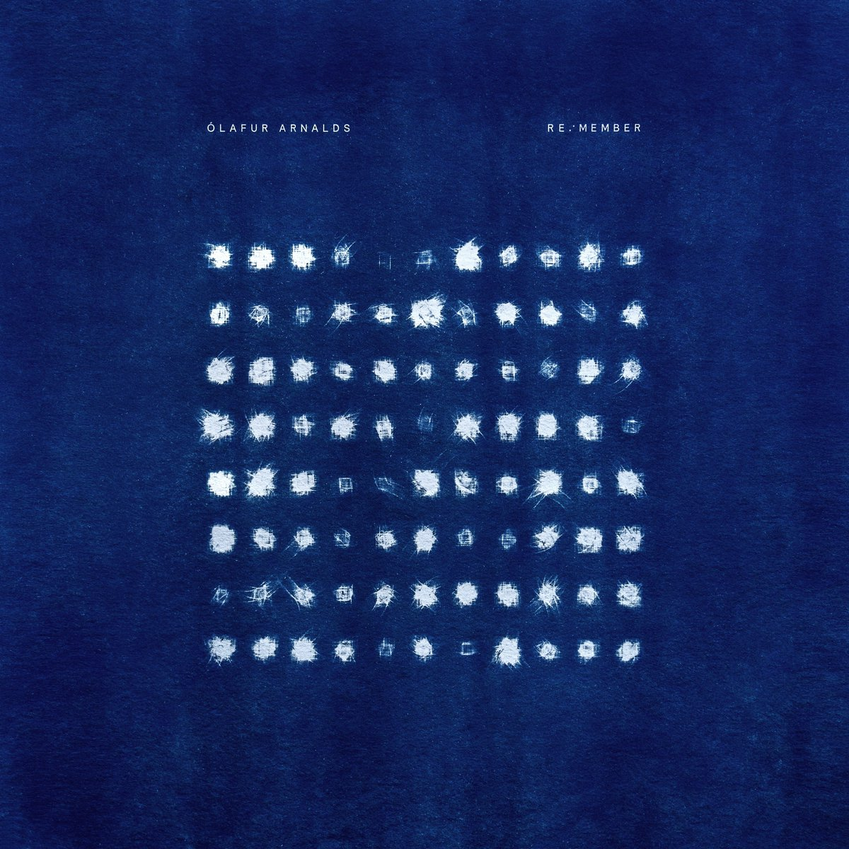 Pochette d'album avec des points blancs en grille sur fond bleu foncé. Texte : 'Ólafur Arnalds: re:member'.