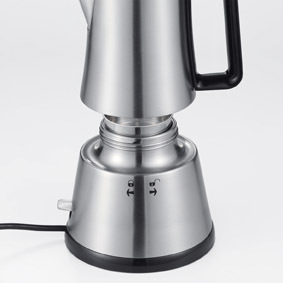 Nahaufnahme eines silbernen elektrischen Kaffeezubereiters. Der obere Teil ist leicht geöffnet und gibt Einblick.