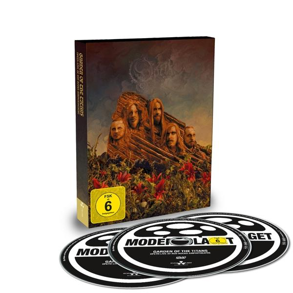 Eine DVD-Box mit Gesichtern einer Band auf dem Cover. Drei CDs sind davor platziert. Der Titel lautet "GARDEN OF THE TITANS".