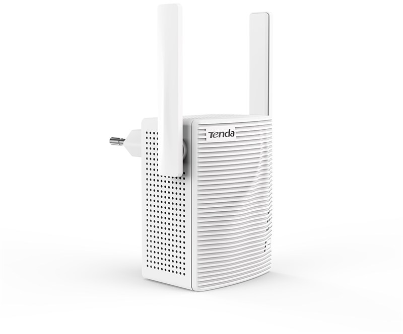 Egy fehér Tenda WiFi jelerősítő két antennával, fehér háttér előtt.