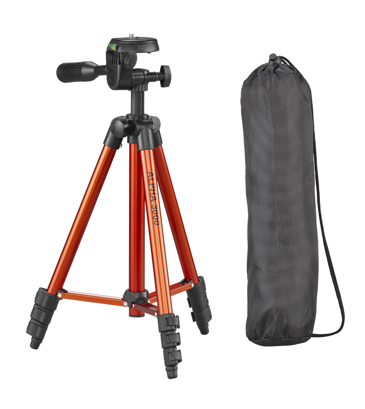 Ein orangefarbenes Stativ mit einer schwarzen Tasche auf weißem Untergrund. Kamerahalterung oben.