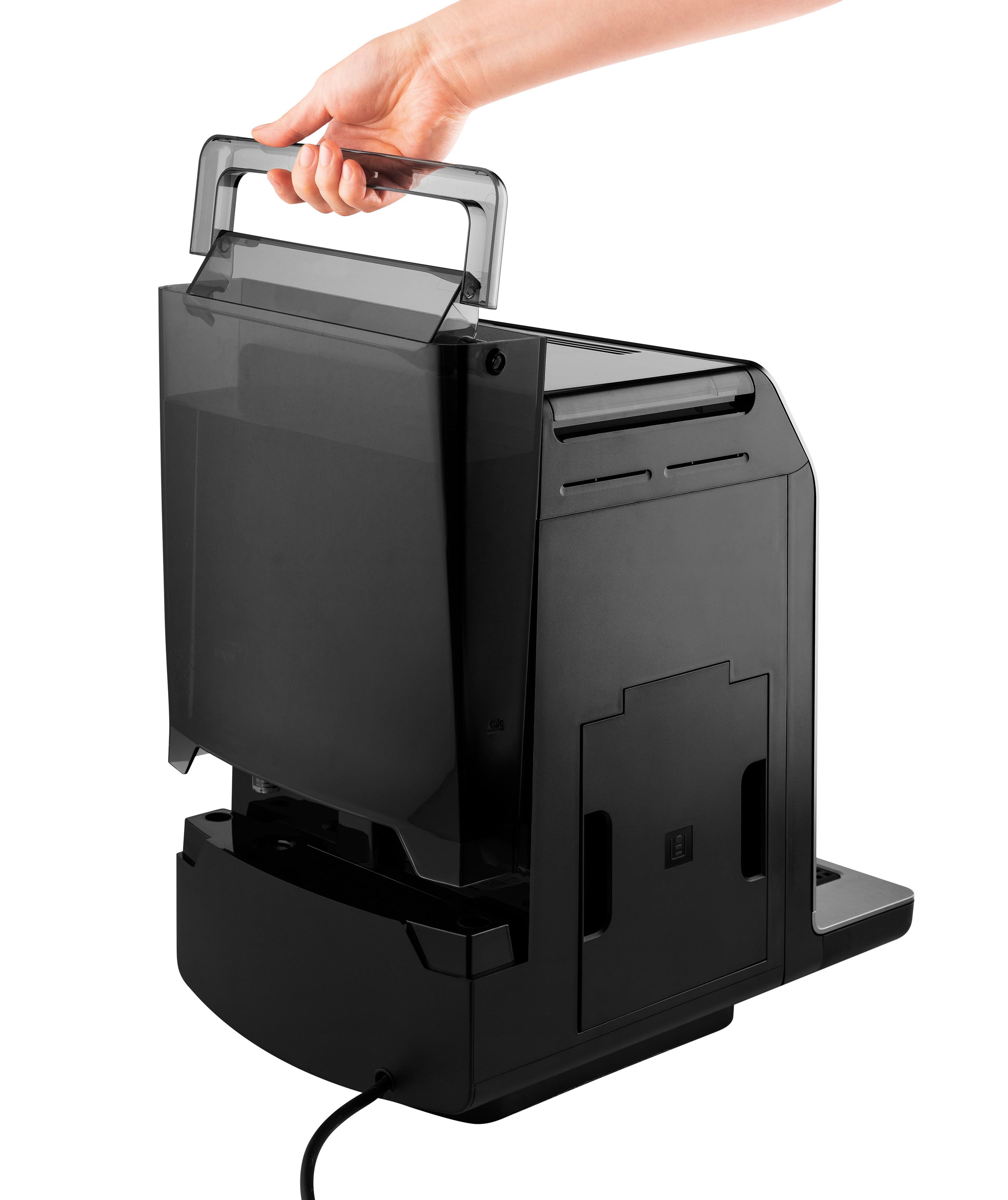 Hand hebt einen Wasserbehälter von einer schwarzen Kaffeemaschine hoch. Der Behälter ist transparent.