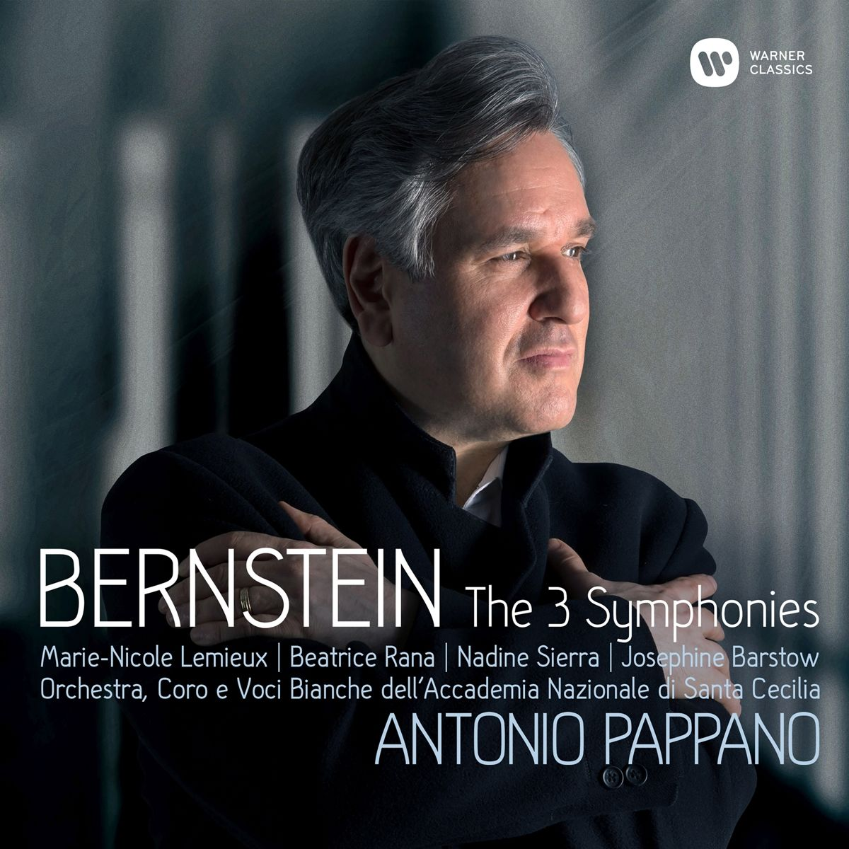 Albumhoes: Man in pak, tekst BERNSTEIN The 3 Symphonies, dirigent Antonio Pappano.