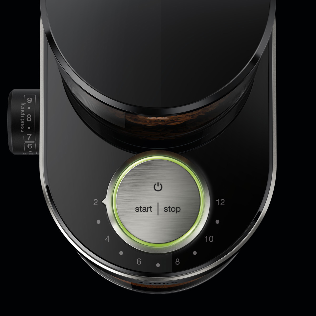 Kaffeemaschine, Draufsicht. Start/Stopp-Taste, Drehknopf mit Zahlen. Schwarzer Hintergrund.