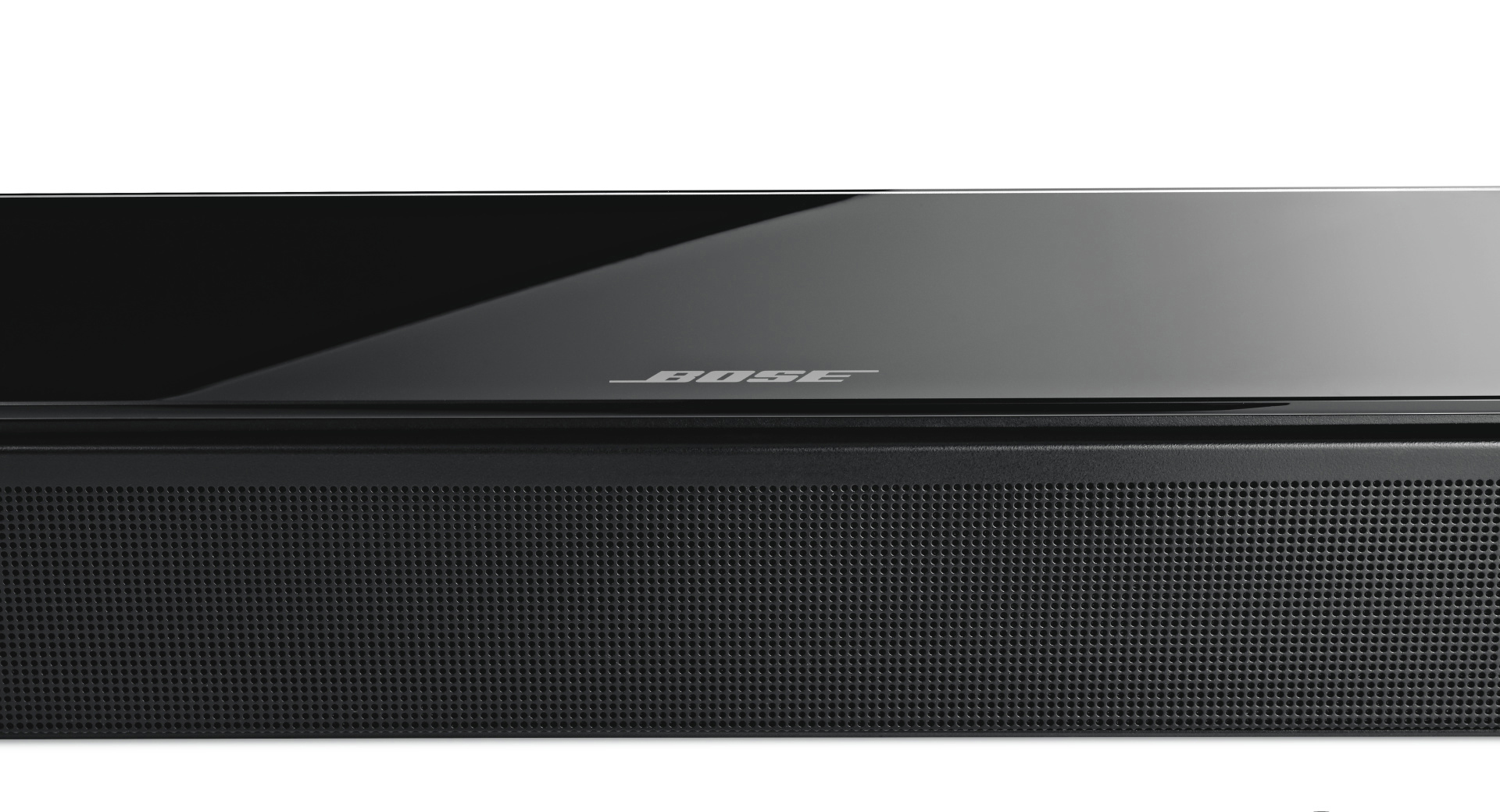 Schwarze Soundbar mit BOSE-Logo oben. Es hat einen Mesh-Lautsprecher und eine glänzende Oberfläche.