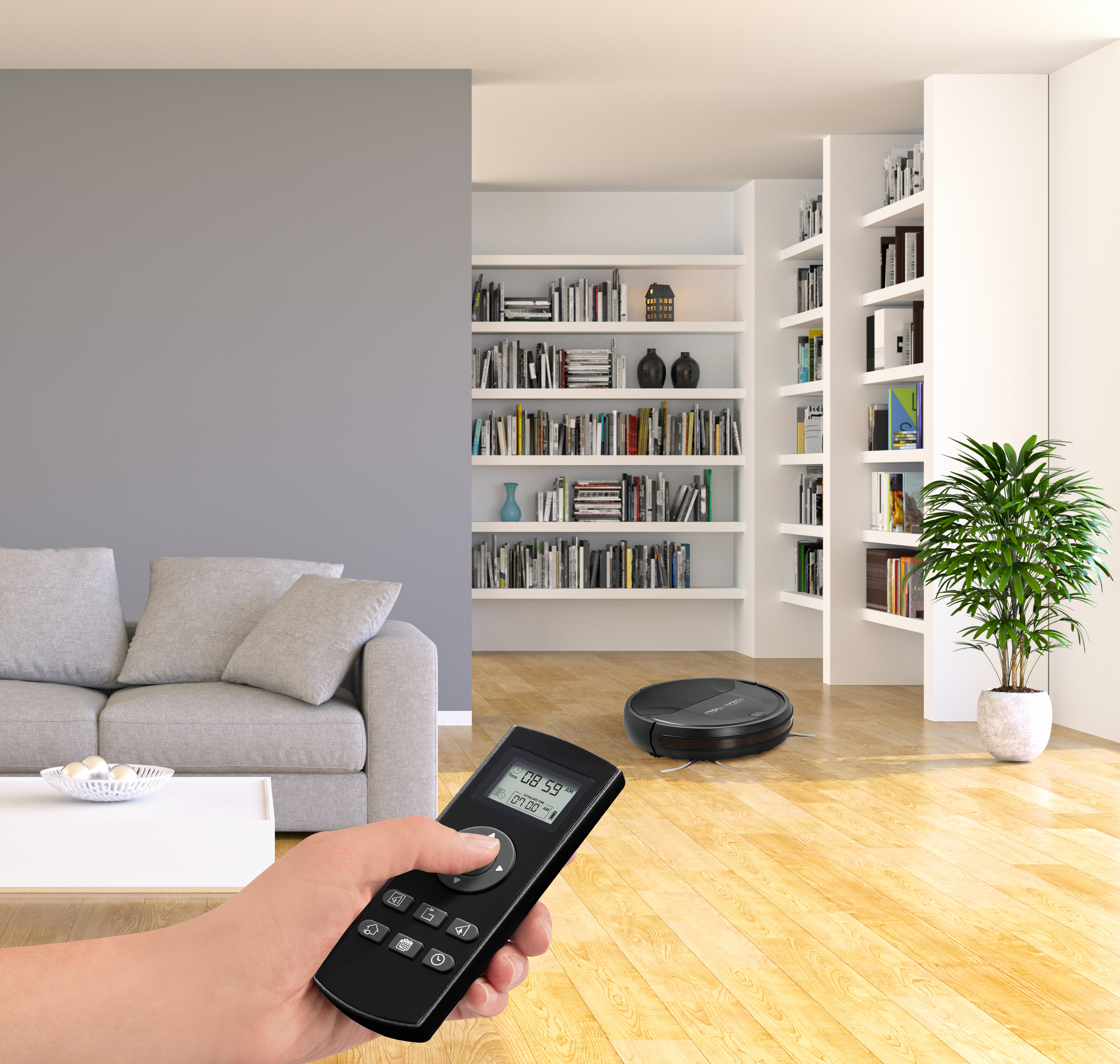 Eine Hand hält eine Fernbedienung. Im Hintergrund ein Raum mit Couch, Bücherregalen und einem Roboter-Staubsauger.