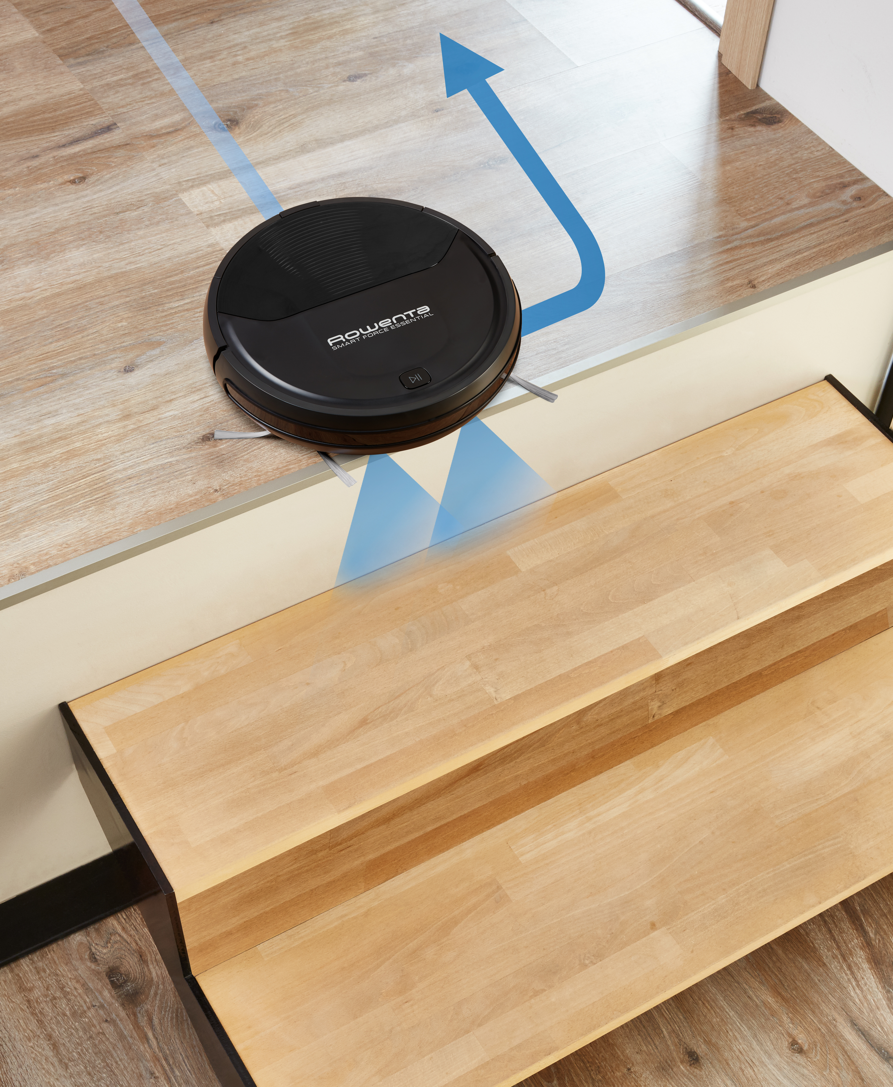 Roboter-Staubsauger in der Nähe von Treppen, Reinigungspfad durch blaue Pfeile angezeigt.