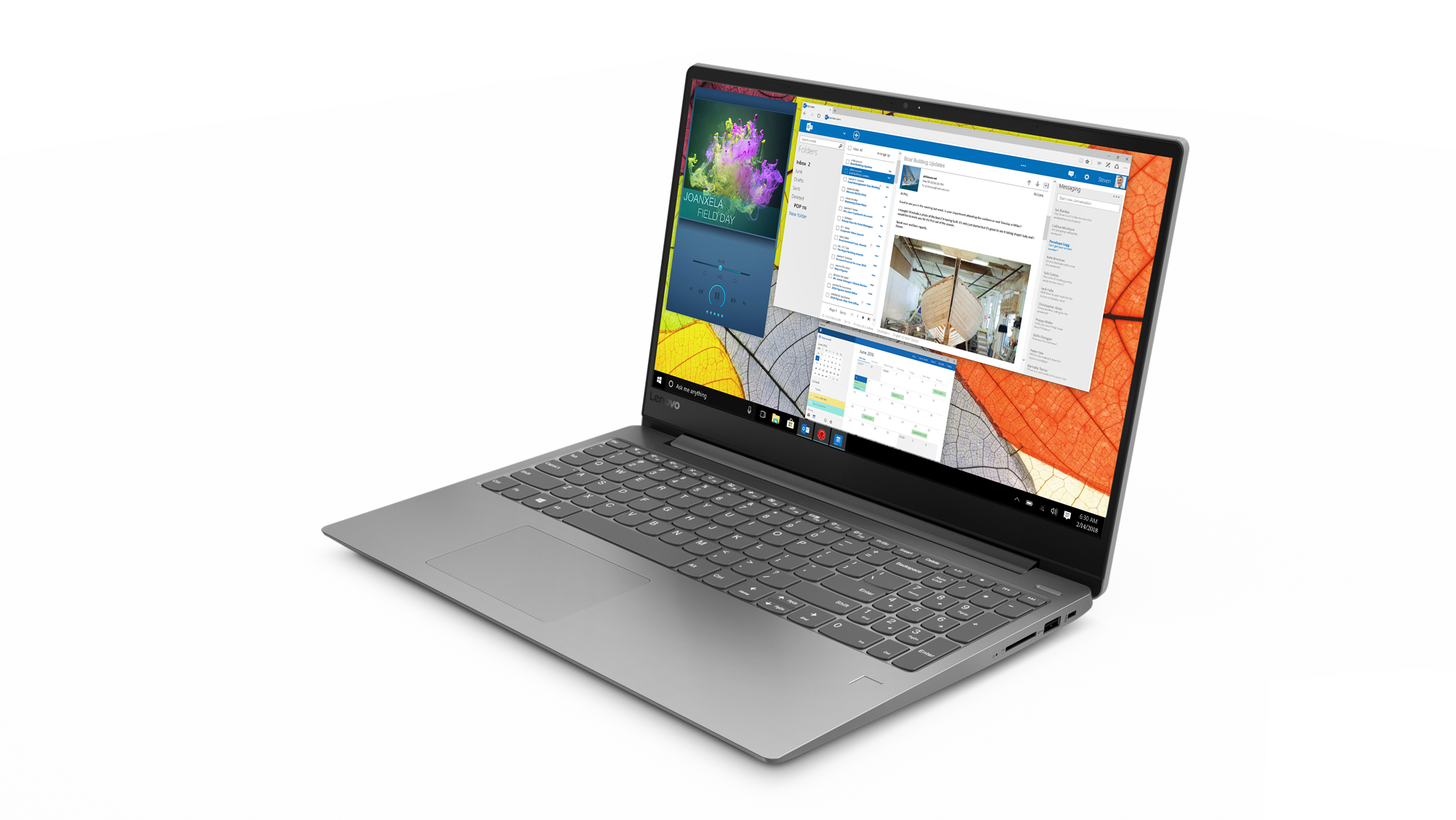 Gümüş Lenovo dizüstü bilgisayar açık, çoklu uygulama pencereleri gösteriyor.