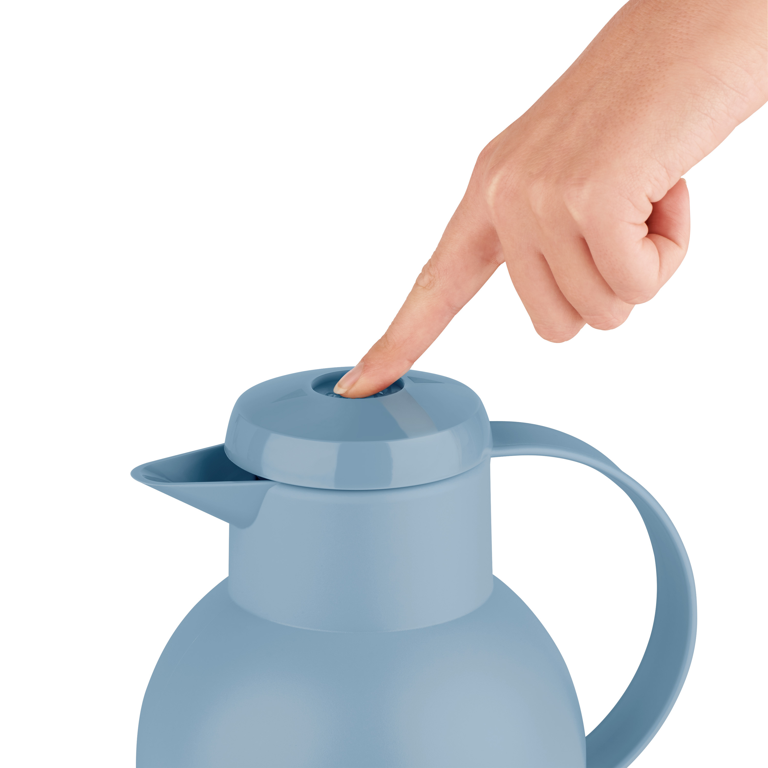 Hellblaue Thermoskanne mit einer Hand, die den Knopf des Deckels drückt. Weißer Hintergrund.