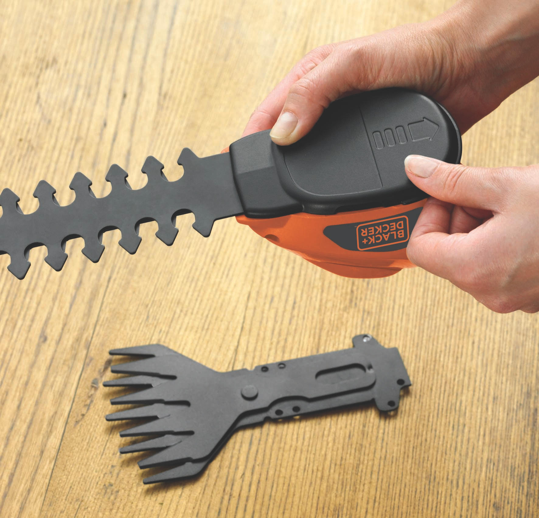 BLACK+DECKER GSBD700 7V Akku-Gartenscherenset Rot