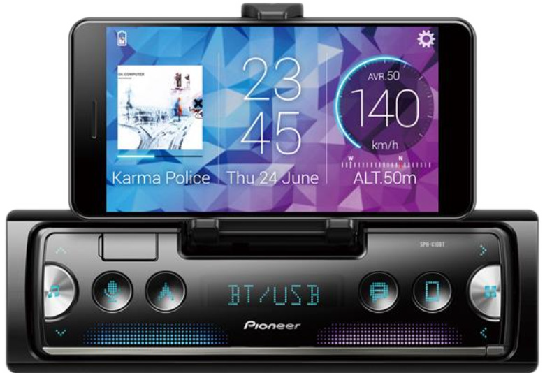 Pioneer-Autoradio mit Smartphone, das eine farbenfrohe Oberfläche anzeigt. Zeigt Uhrzeit, Geschwindigkeit und Musikinfo.