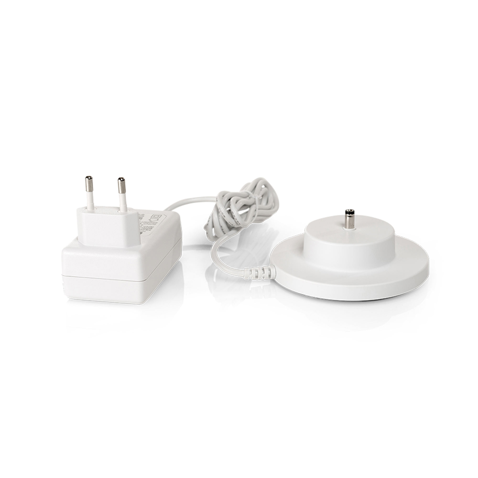 Eine weiße Ladestation und ein weißer Adapter mit Stecker und Kabel auf weißem Untergrund.