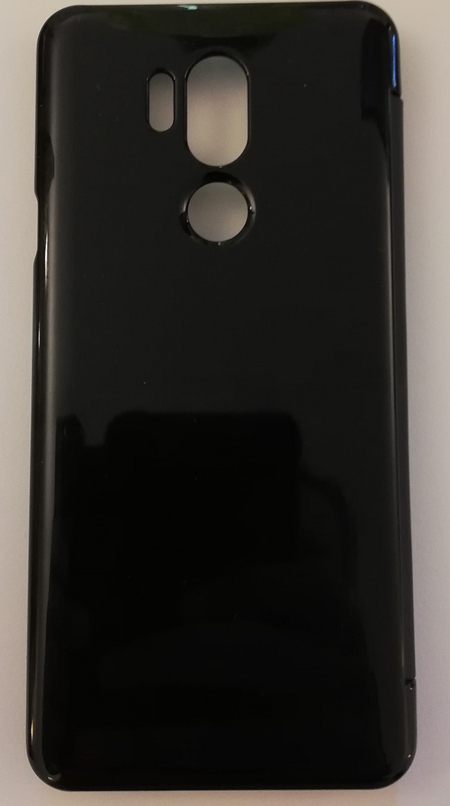 Zwarte telefoonhoes met uitsparingen voor camera en gaten. Glanzend oppervlak.
