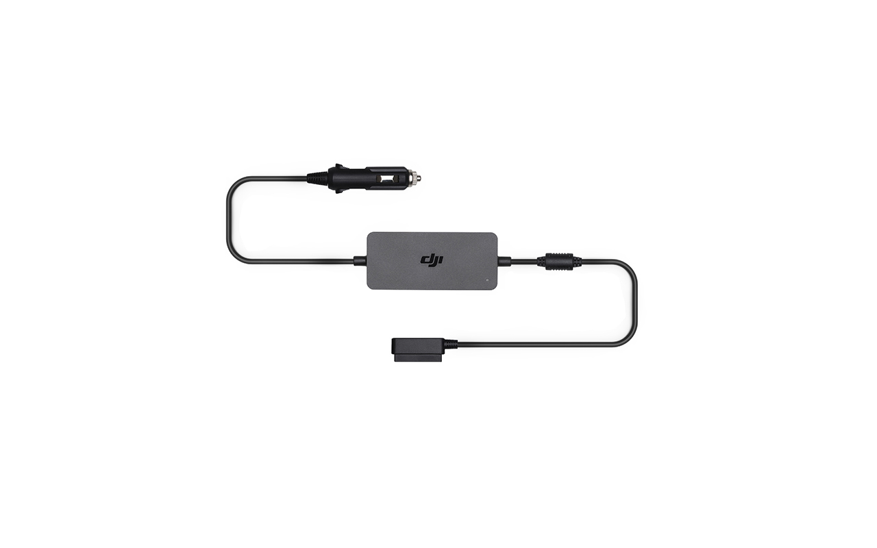 Schwarzes DJI-Autoladegerät mit Kabel und rechteckigem Ladeanschluss.