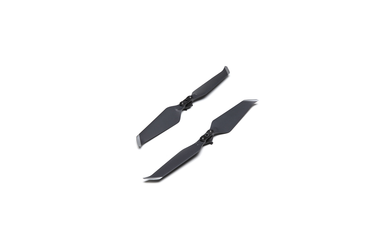 Zwei schwarze Drohnenpropeller auf weißem Hintergrund.