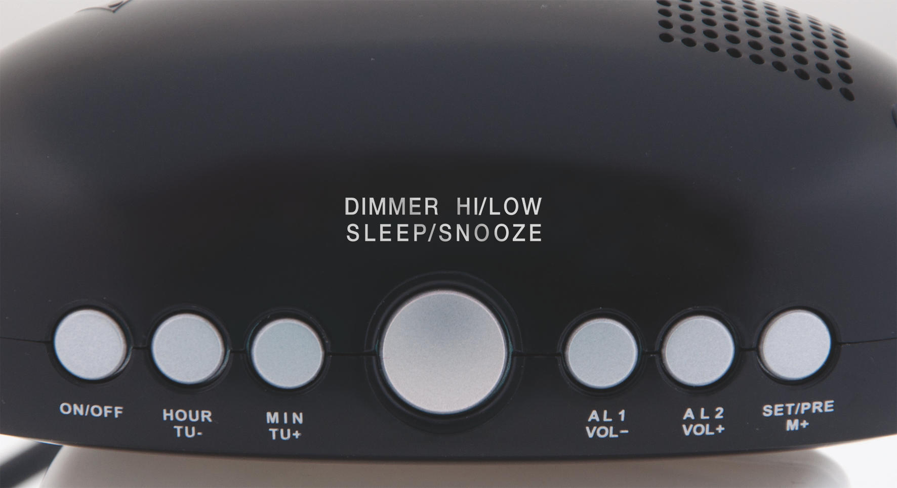 Nahaufnahme eines schwarzen Weckers mit Tasten: ON/OFF, HOUR, MIN, DIMMER, SLEEP/SNOOZE.