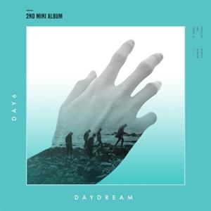 Albumhoes: Hand over een landschap met mensen die lopen. Turquoise achtergrond. Titel: DAYDREAM.
