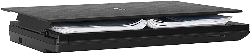 Scanner à plat noir avec un livre ouvert sur sa surface. Le couvercle du scanner est ouvert.