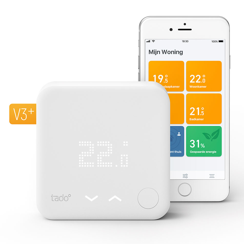 Witte slimme thermostaat met een digitaal display met een temperatuur, en een smartphone ernaast.