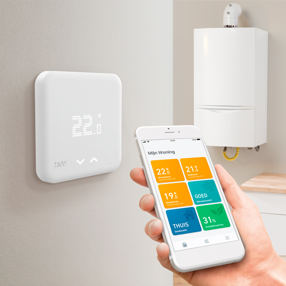 Een slimme thermostaat aan de muur, met 22.1. Een telefoon toont de home control interface. Witte achtergrond.