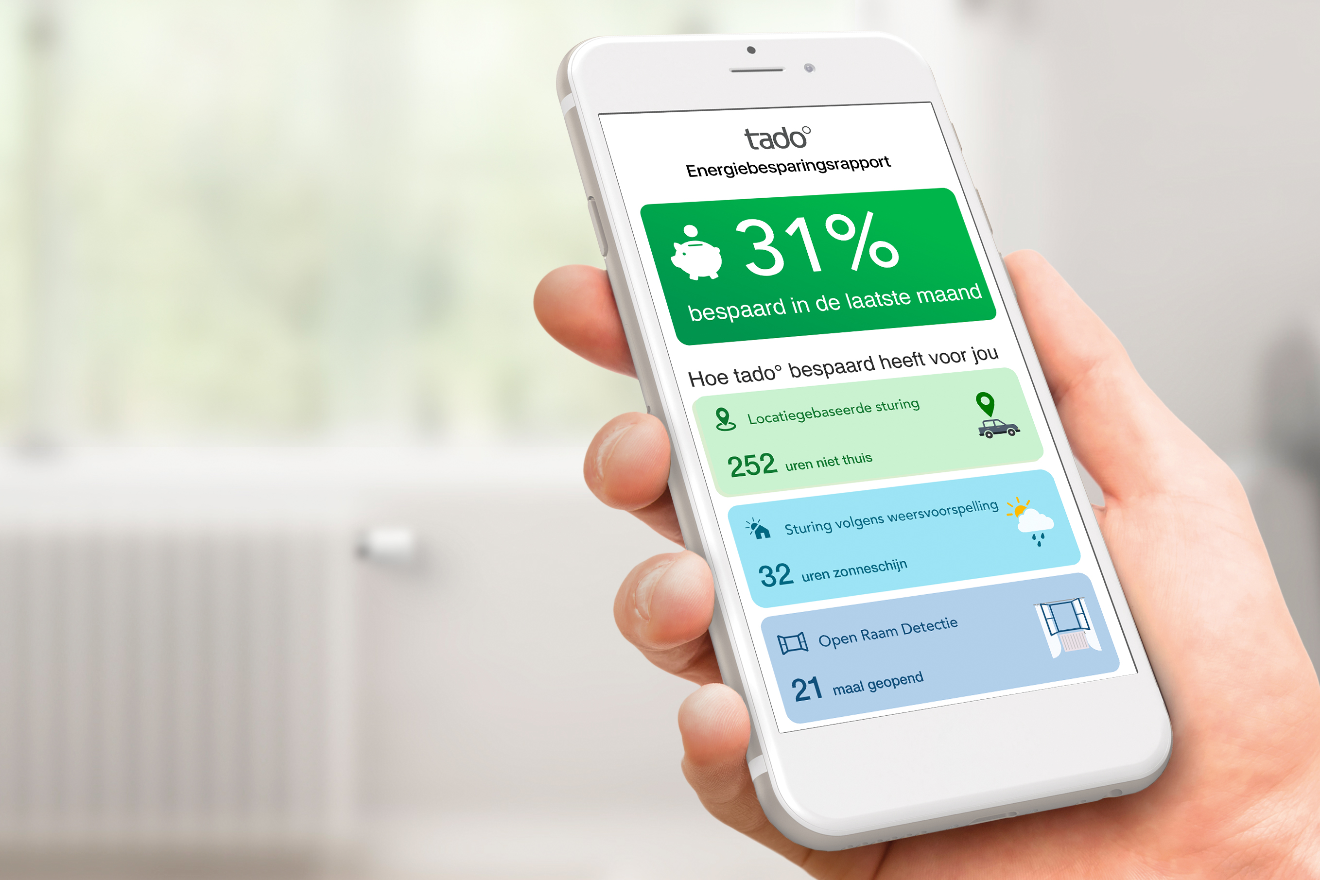 Hand die een telefoon vasthoudt met een energiebesparingsrapport. Toont 31% besparing.