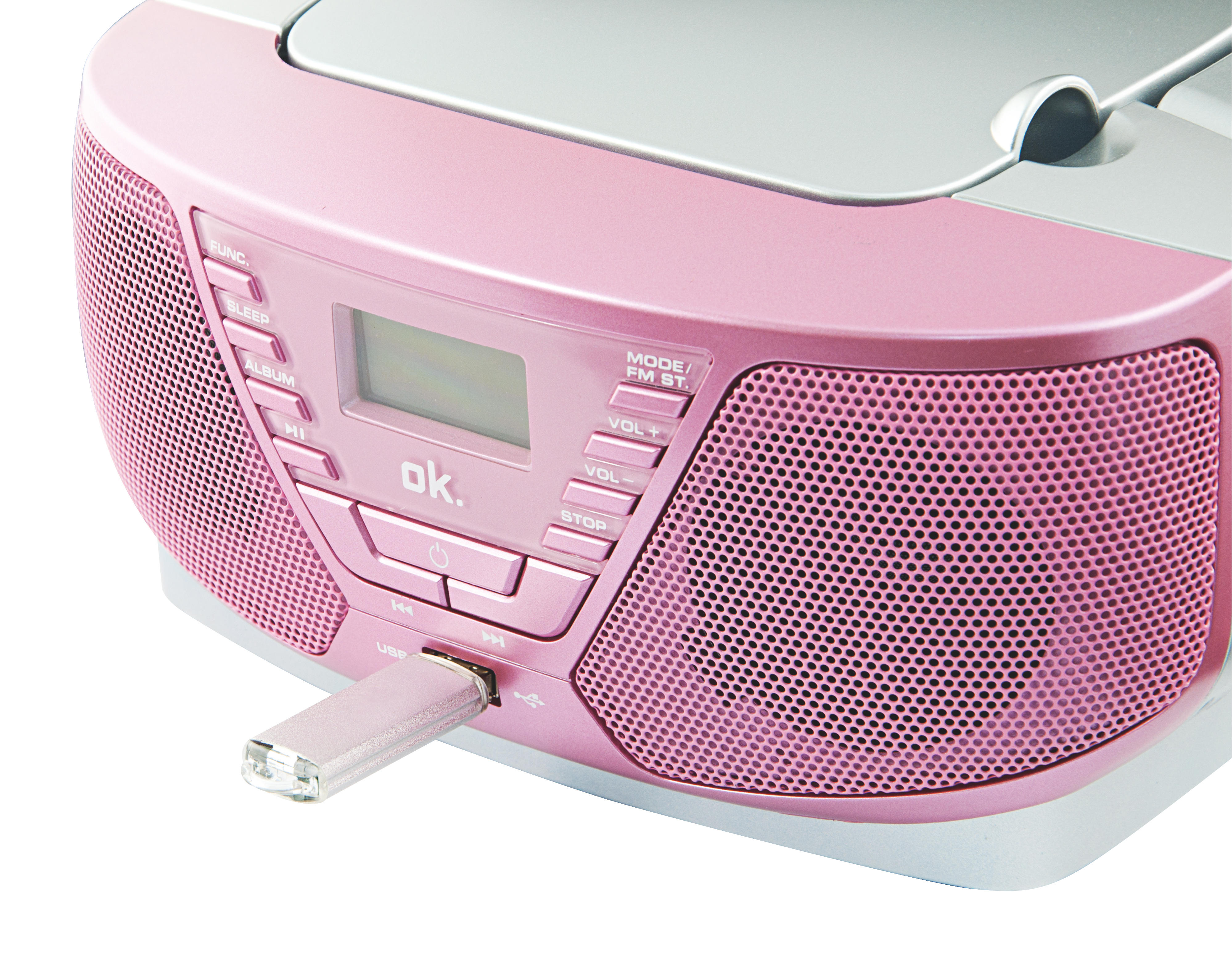 Rosa-weiße Boombox mit eingestecktem USB-Stick. Die Boombox hat Knöpfe und ein Display.