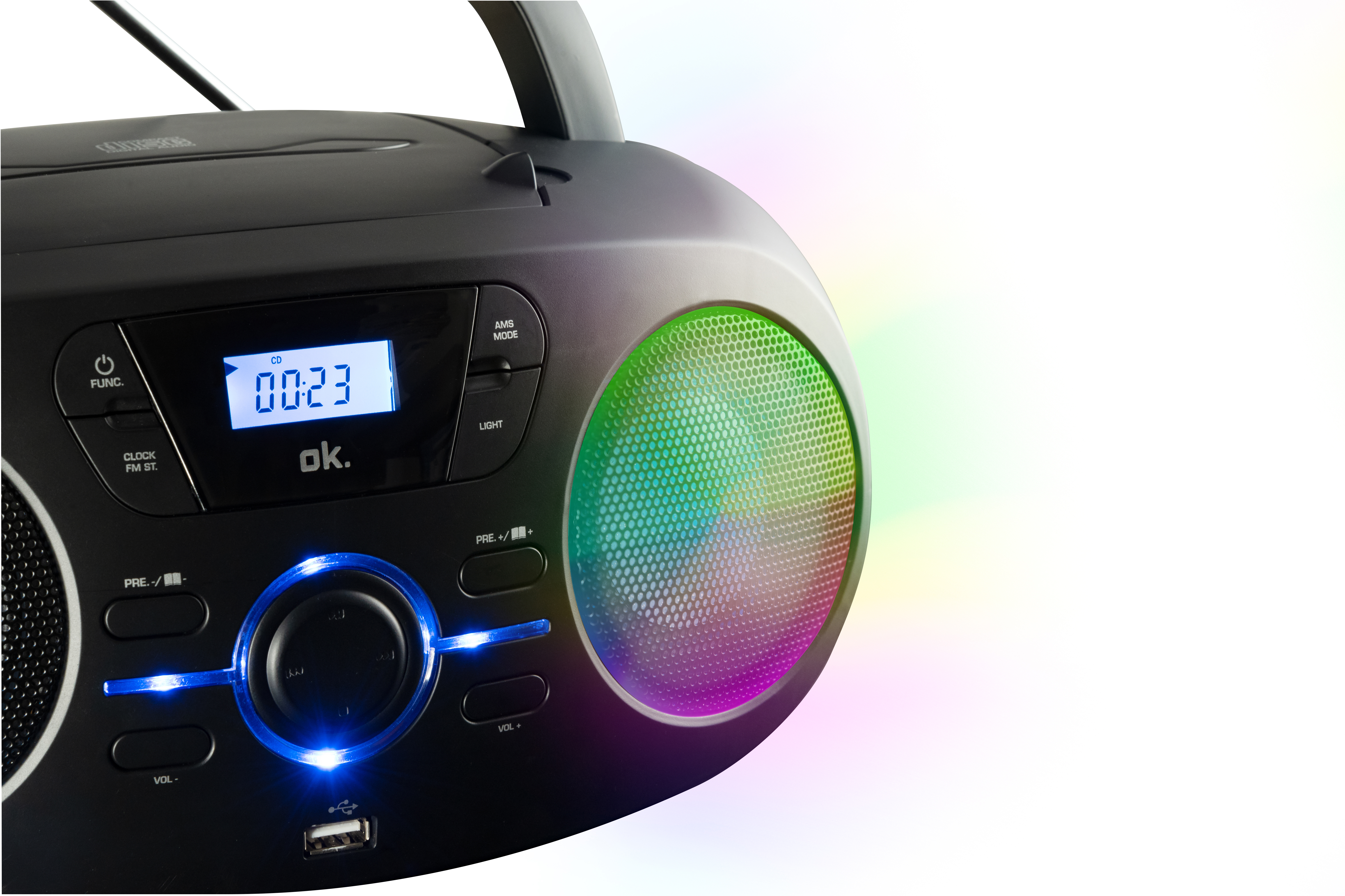 Eine schwarze Boombox mit farbenfrohem Lautsprecher und blau beleuchteten Bedienelementen, die eine Digitaluhr anzeigt.