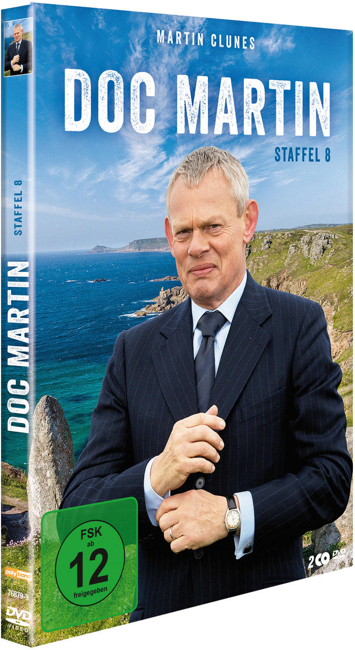 Doc Martin Staffel 8 DVD-Cover. Martin Clunes im Anzug auf dem Cover, mit einer Küstenlandschaft im Hintergrund.