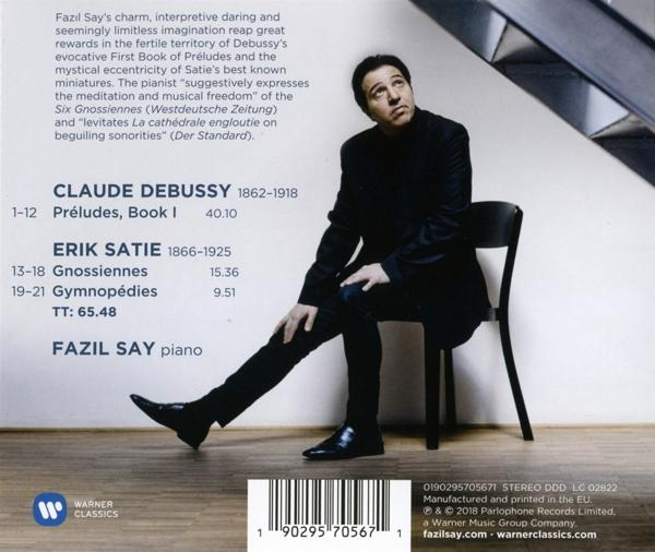 CD-Cover mit einem Mann im schwarzen Anzug, der auf einem Stuhl sitzt.