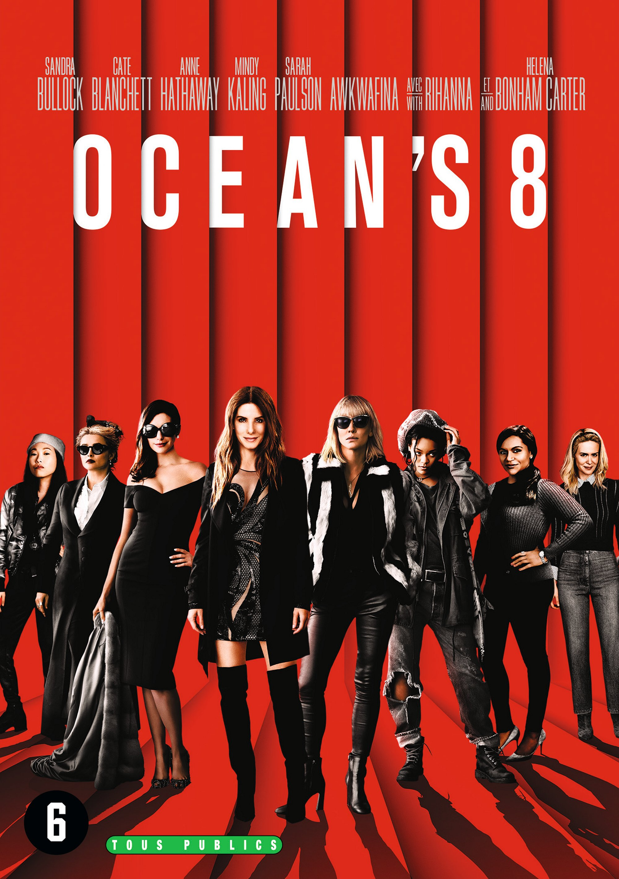 Affiche du film Ocean's 8, avec un groupe de femmes en tenues variées sur fond rouge.