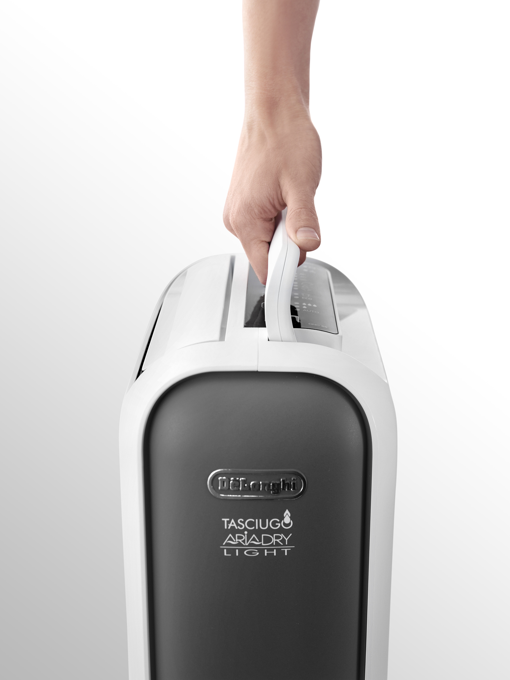 Eine Hand hält den Griff eines weiß-grauen Lufttrockners. Die Marke ist DeLonghi.